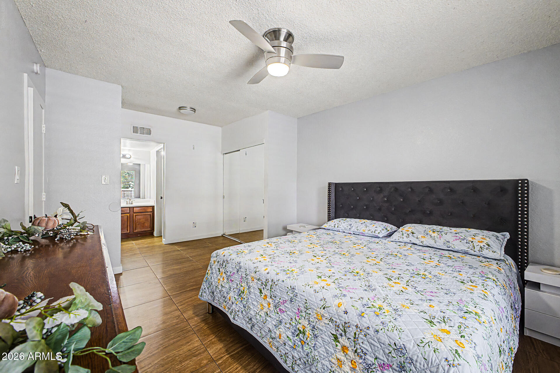 5757 W EUGIE Avenue 2098