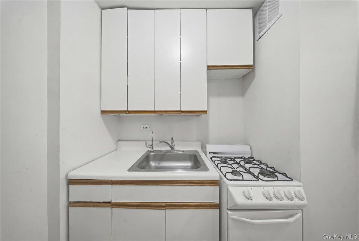 6692 Selfridge Street Unit: 4F