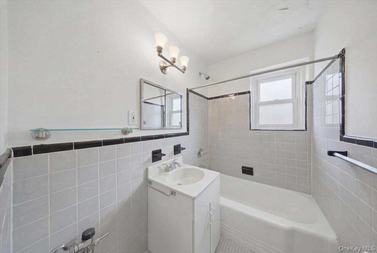 6692 Selfridge Street Unit: 4F