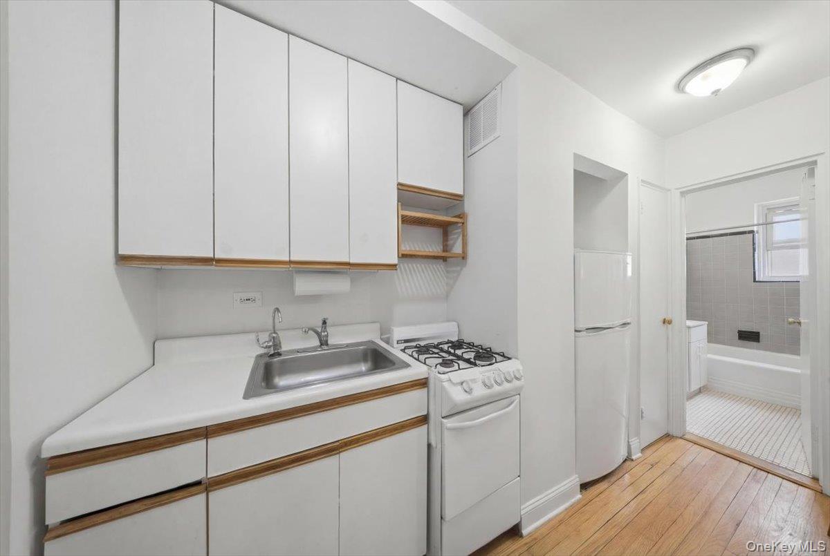 6692 Selfridge Street Unit: 4F