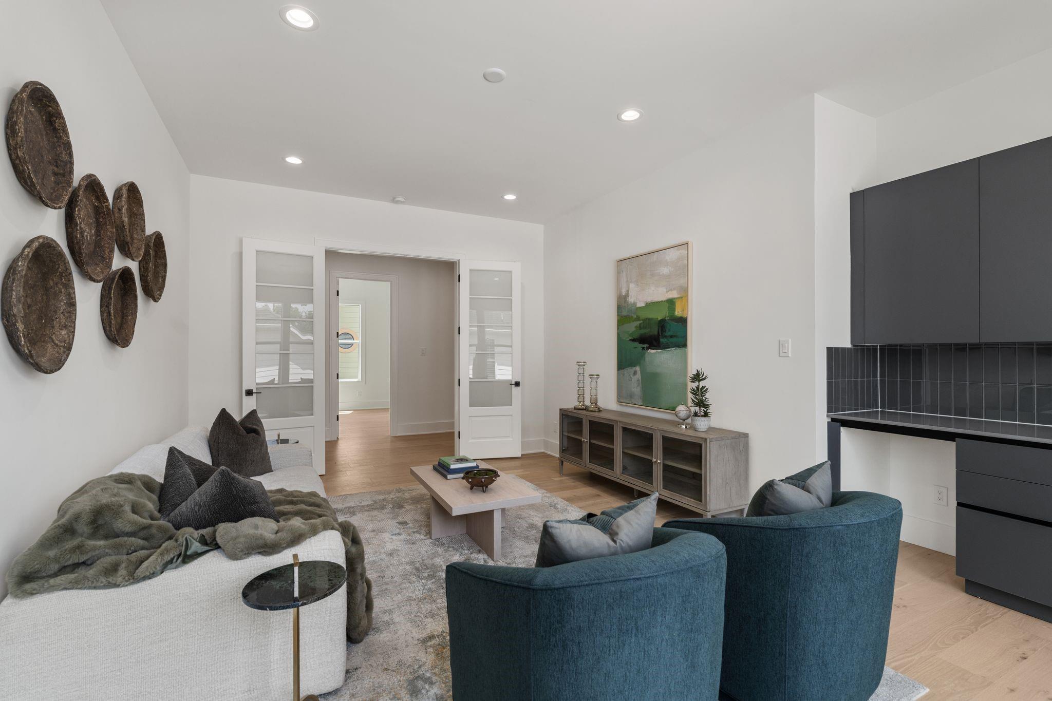 963 W 41st Street