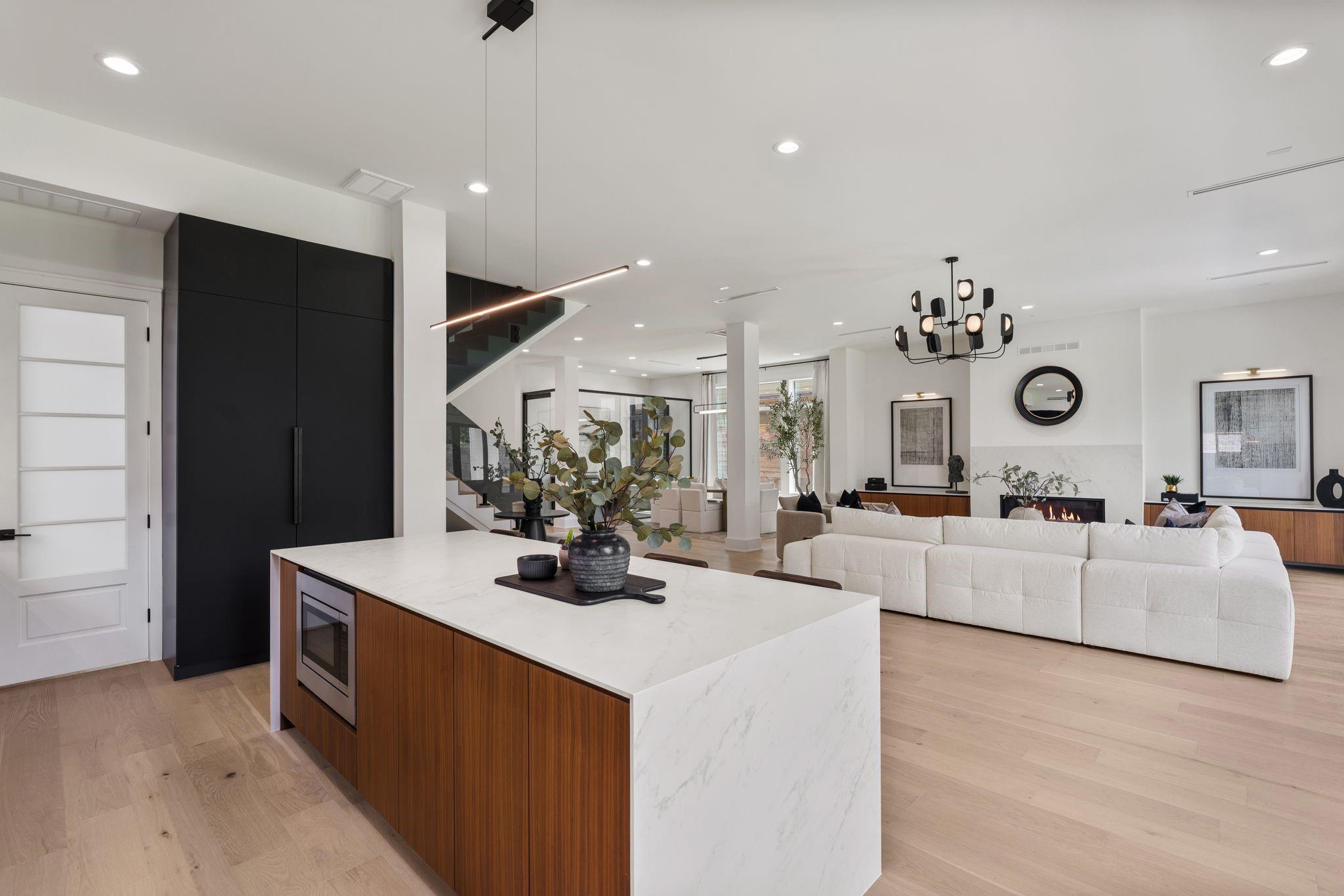 963 W 41st Street