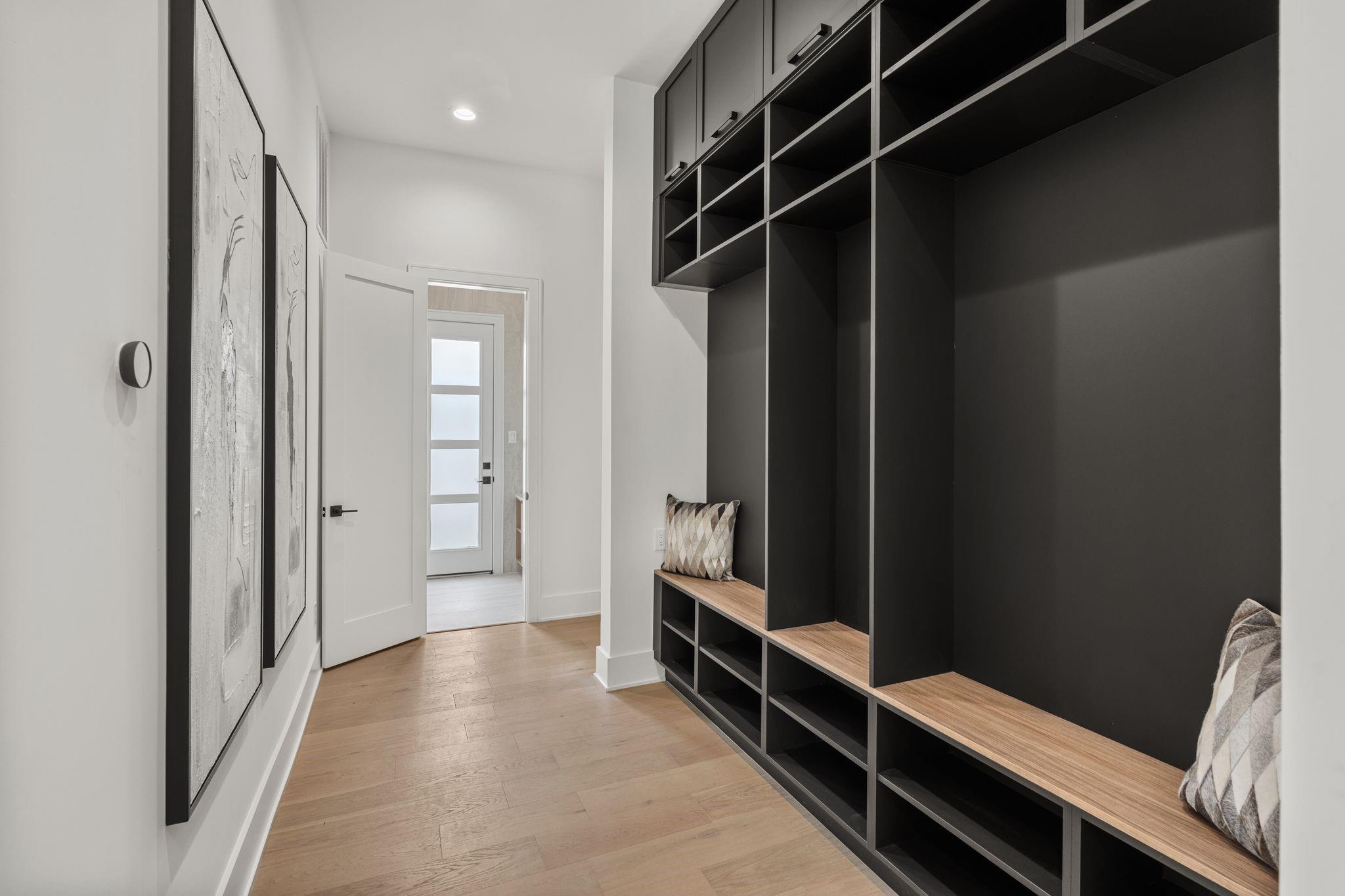 963 W 41st Street