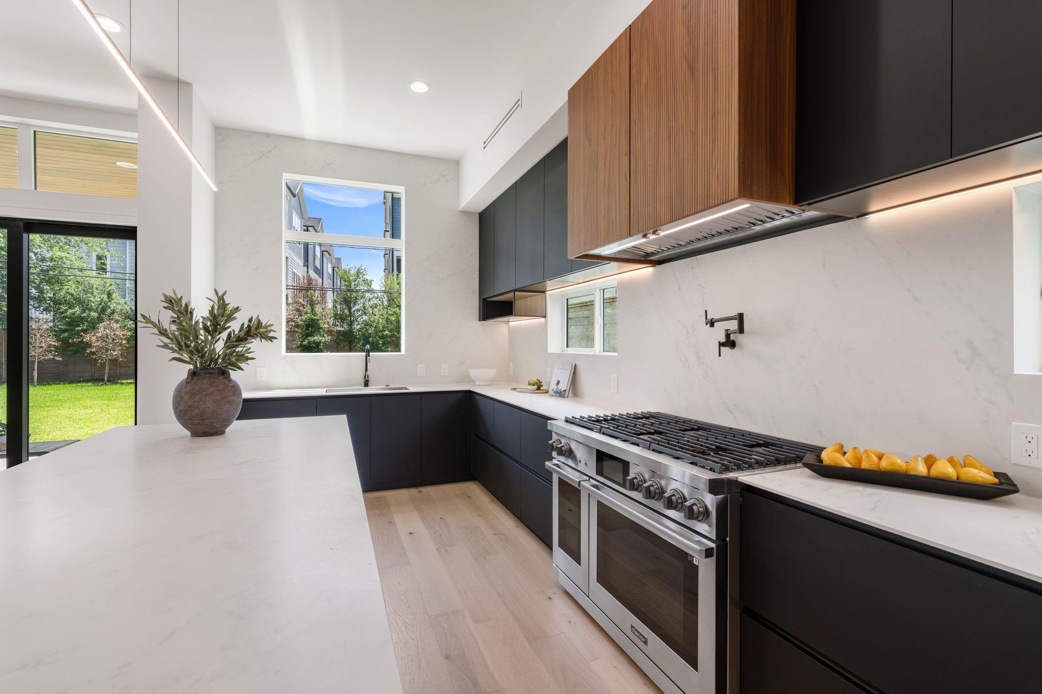963 W 41st Street