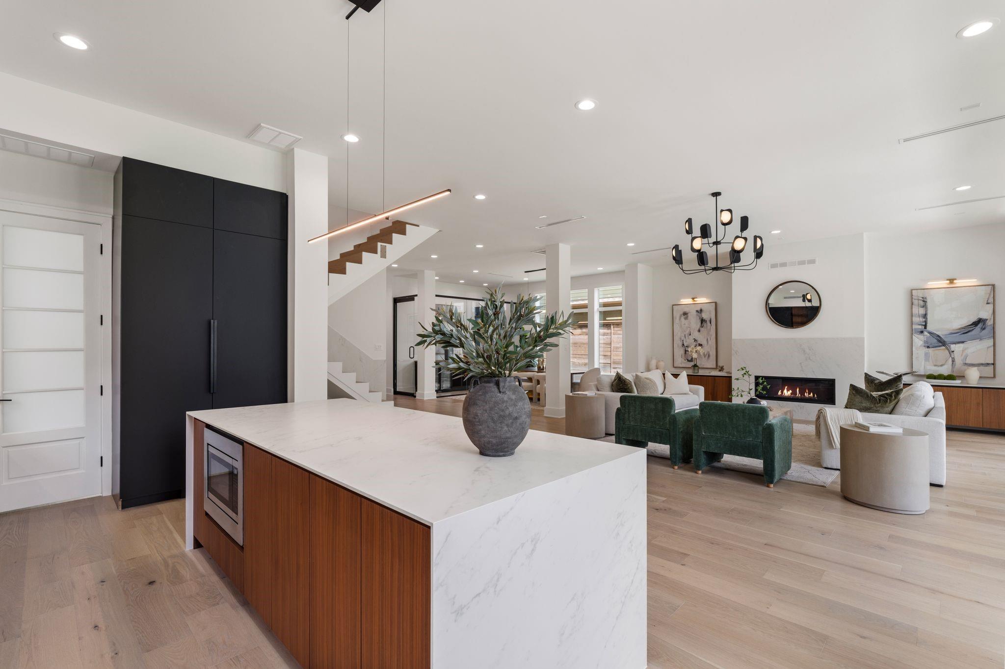 963 W 41st Street