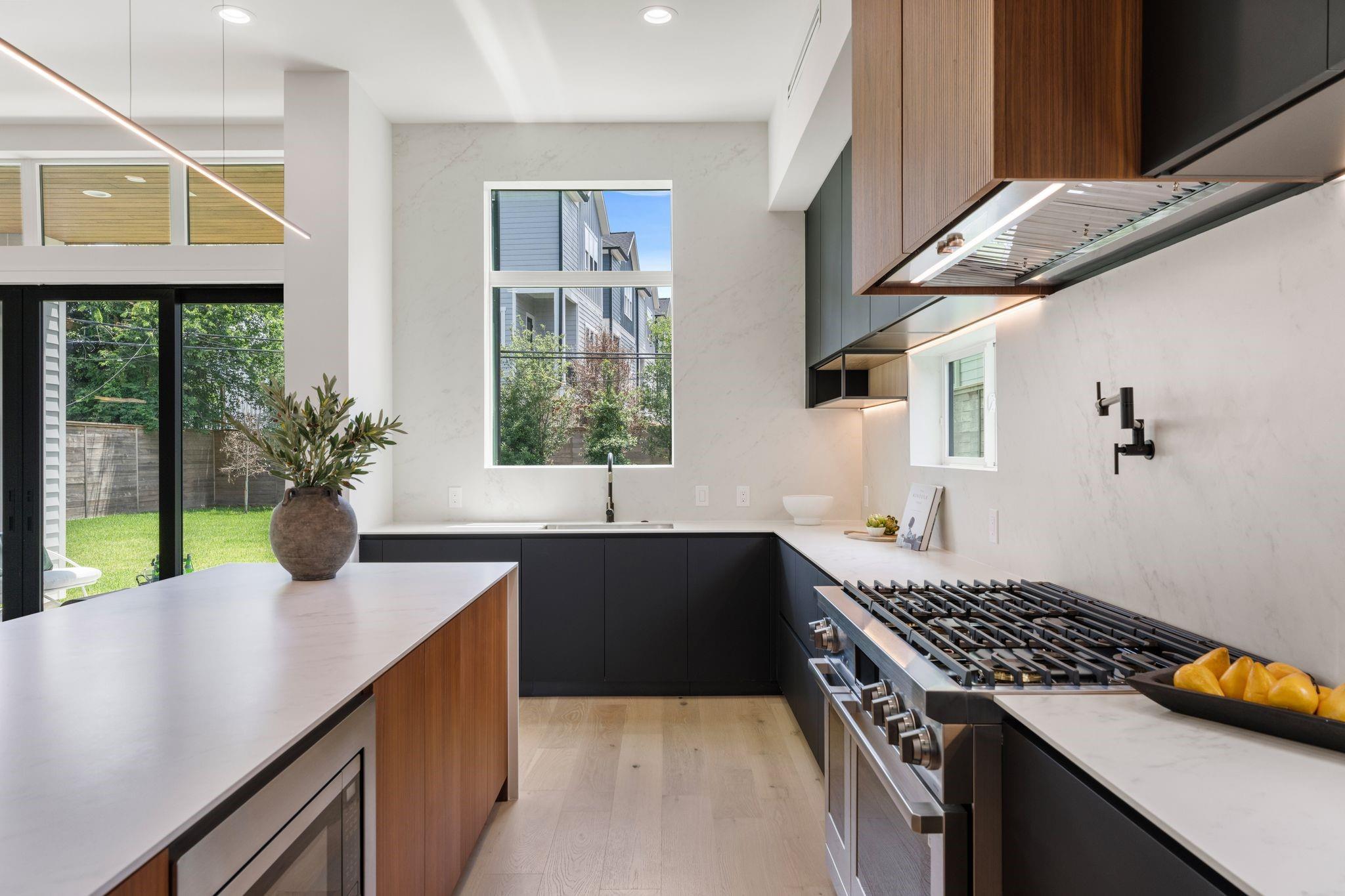 963 W 41st Street