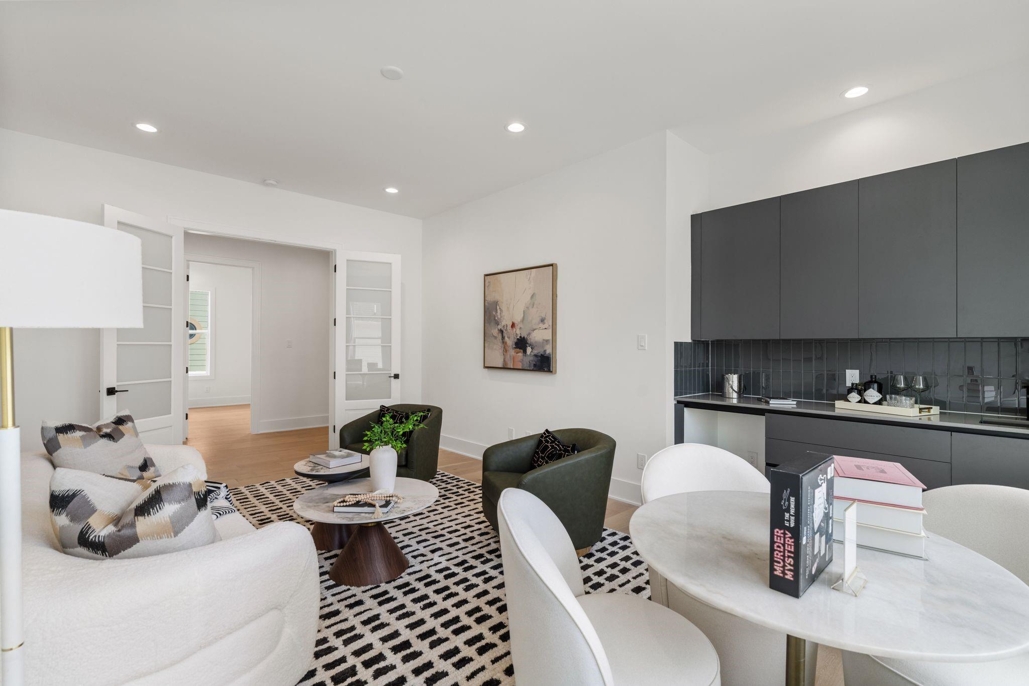 963 W 41st Street