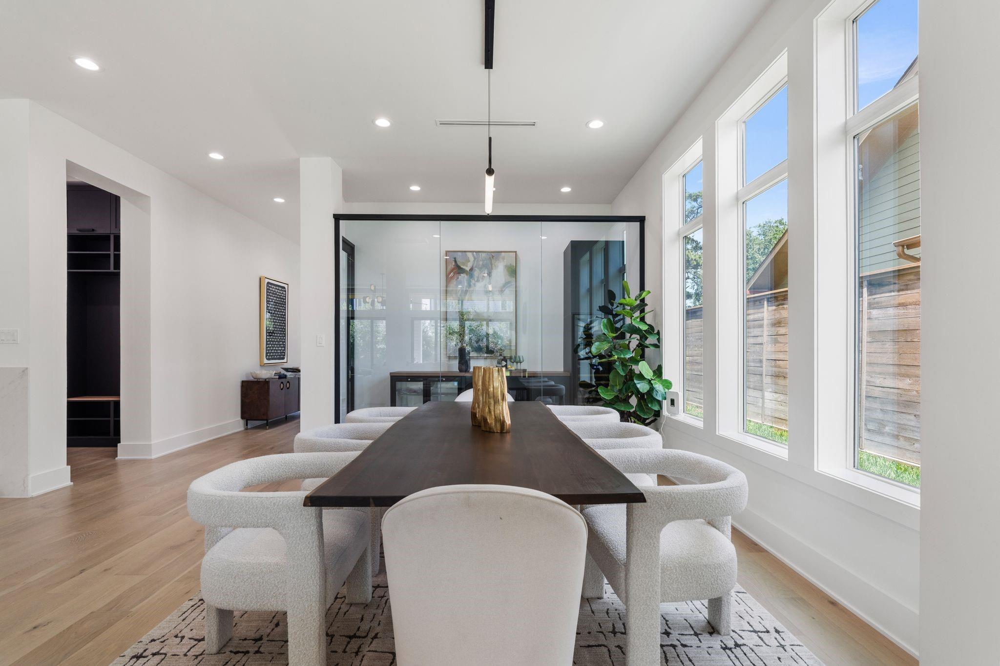 963 W 41st Street