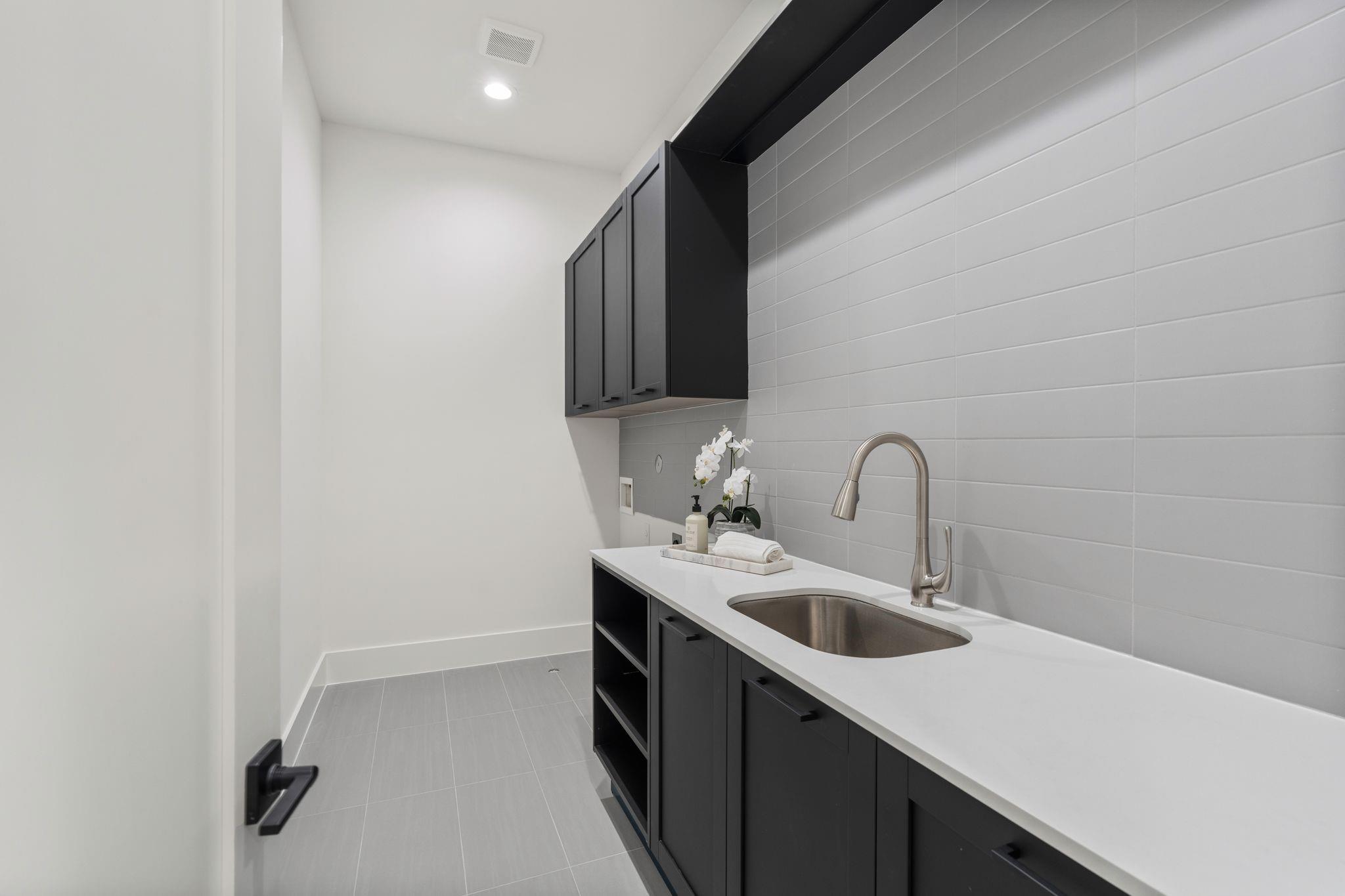963 W 41st Street