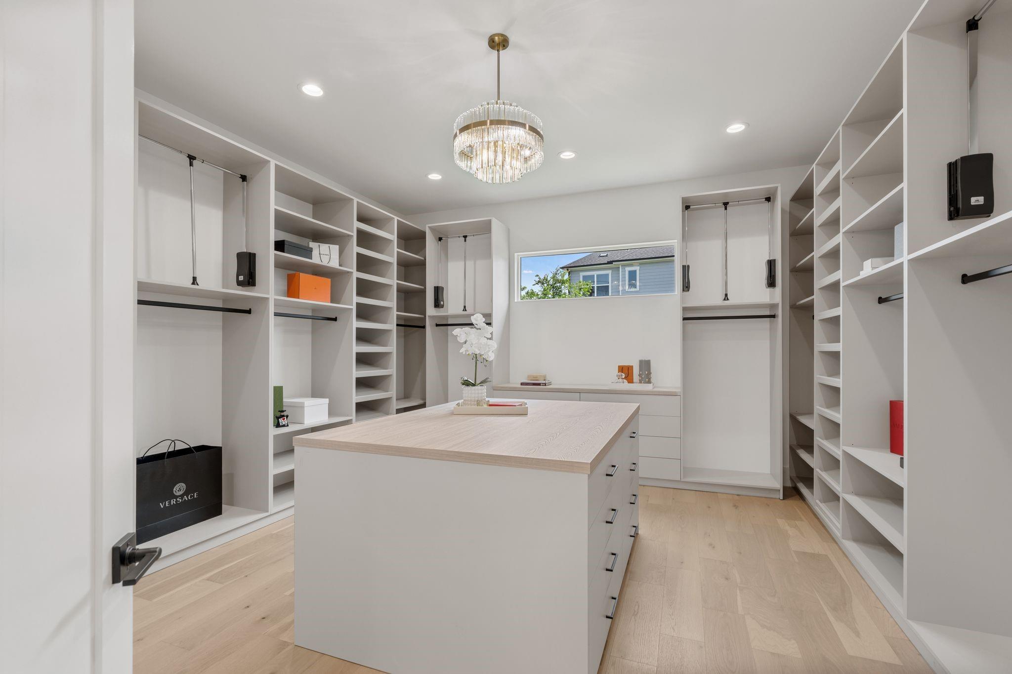 963 W 41st Street
