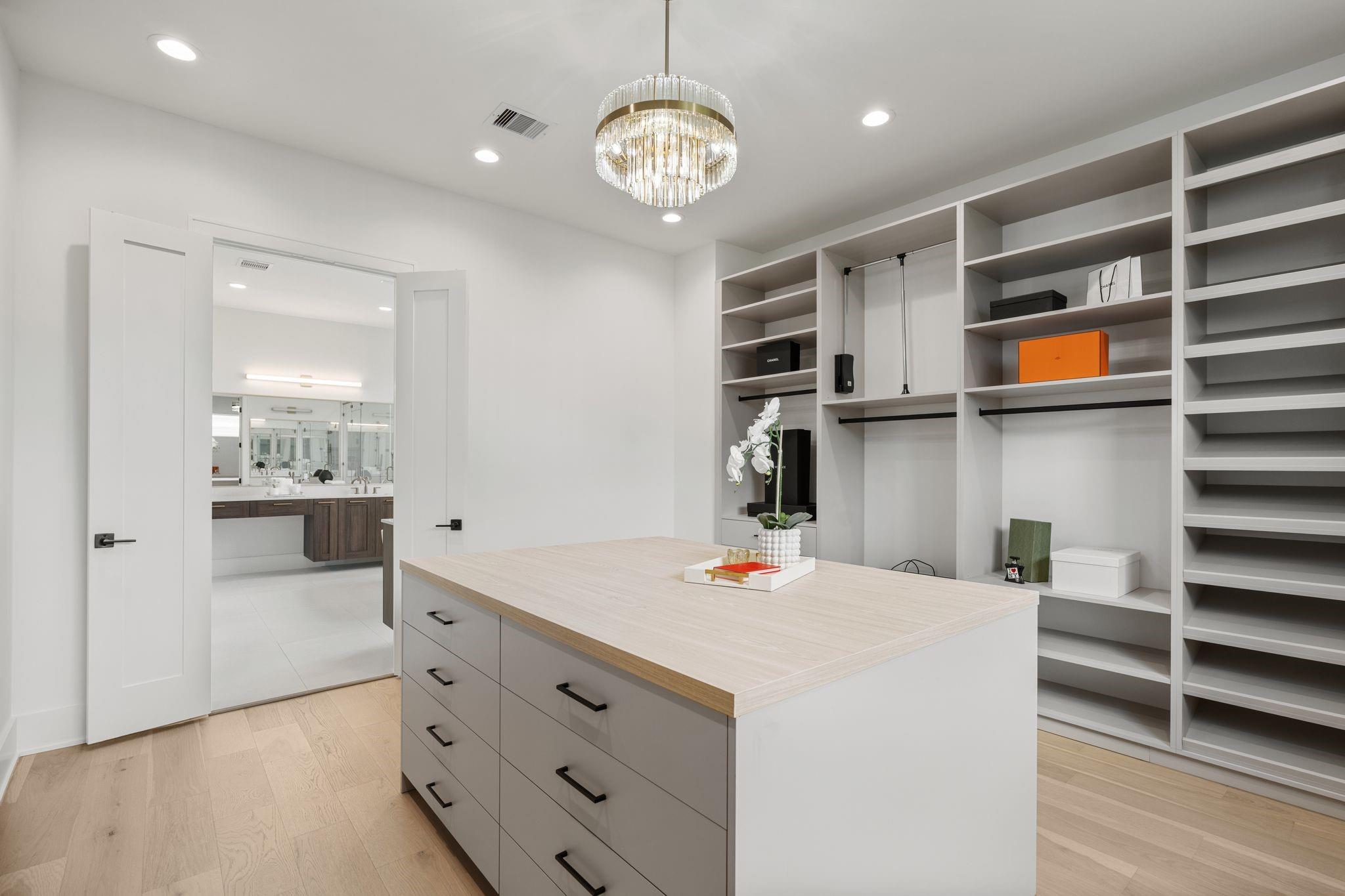 963 W 41st Street