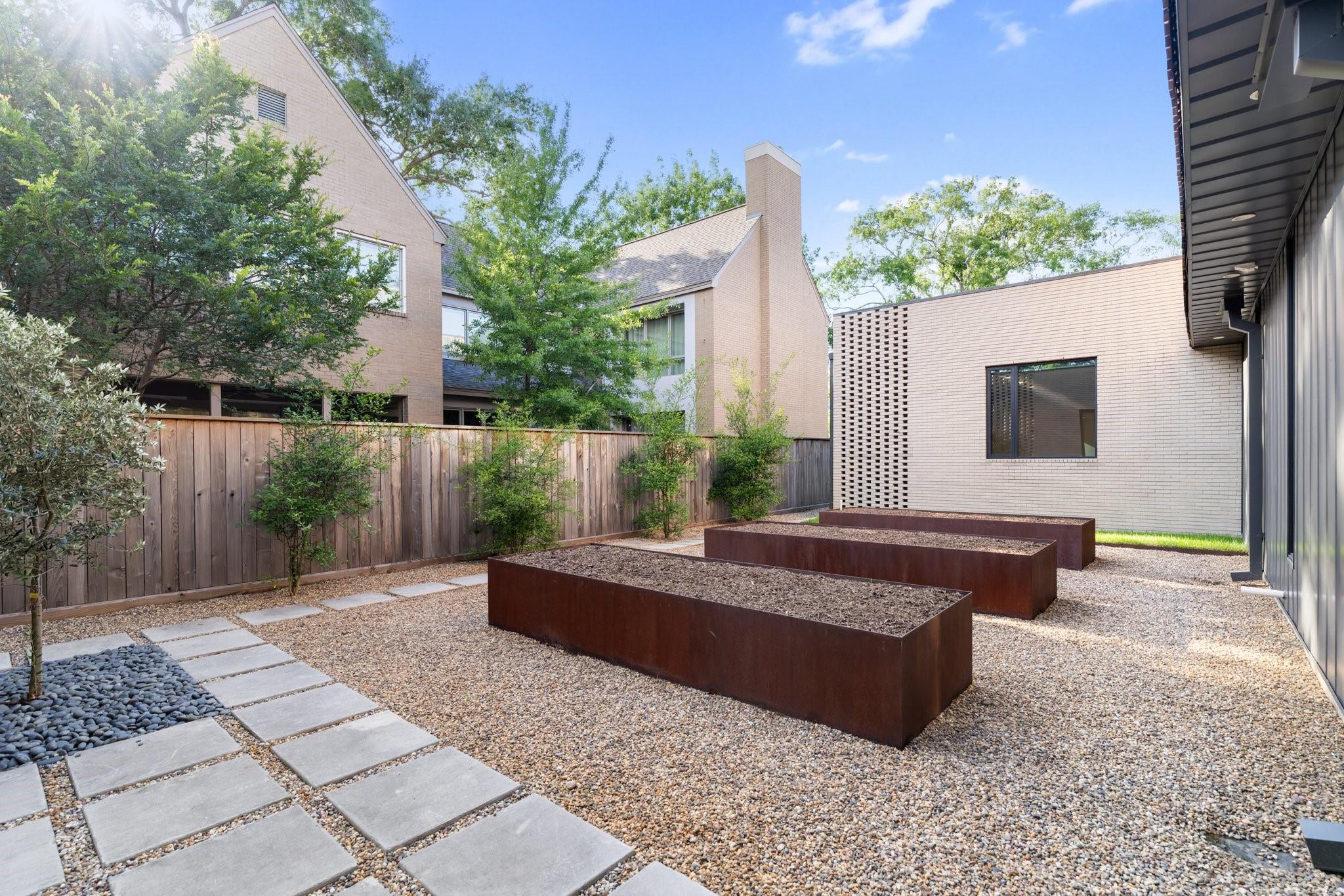2021 Albans Road