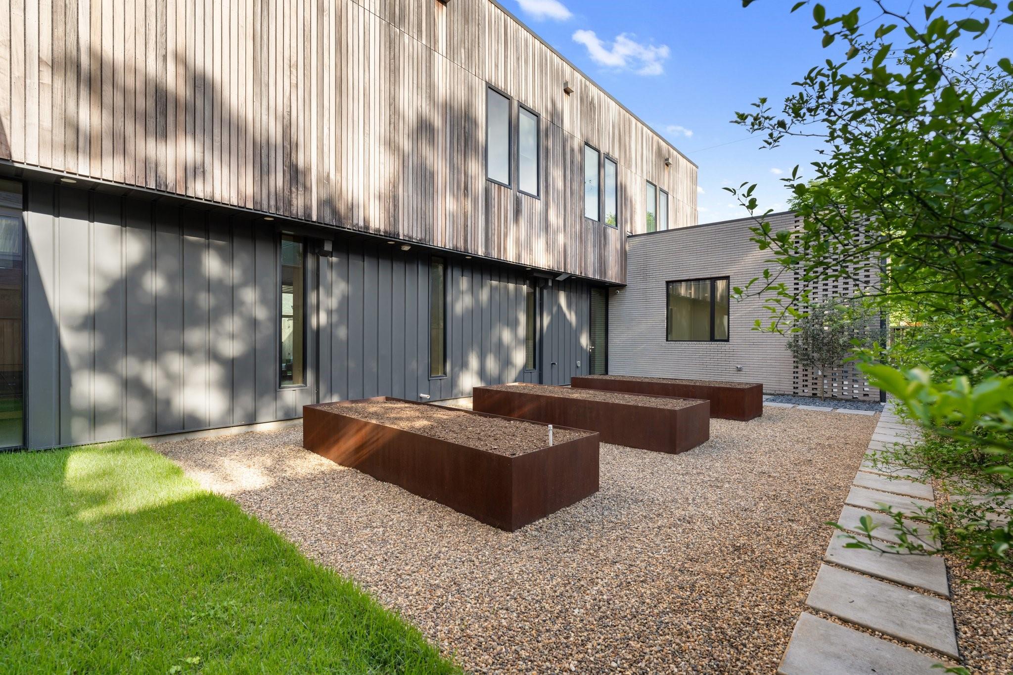 2021 Albans Road