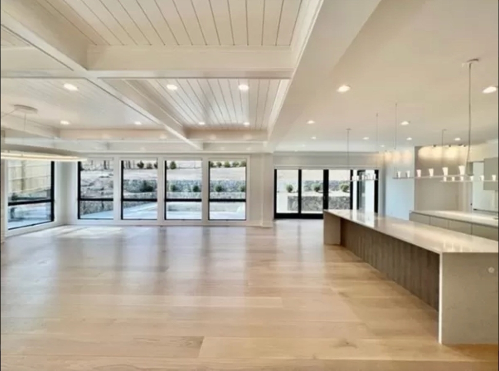 61 Lakeview Ave
