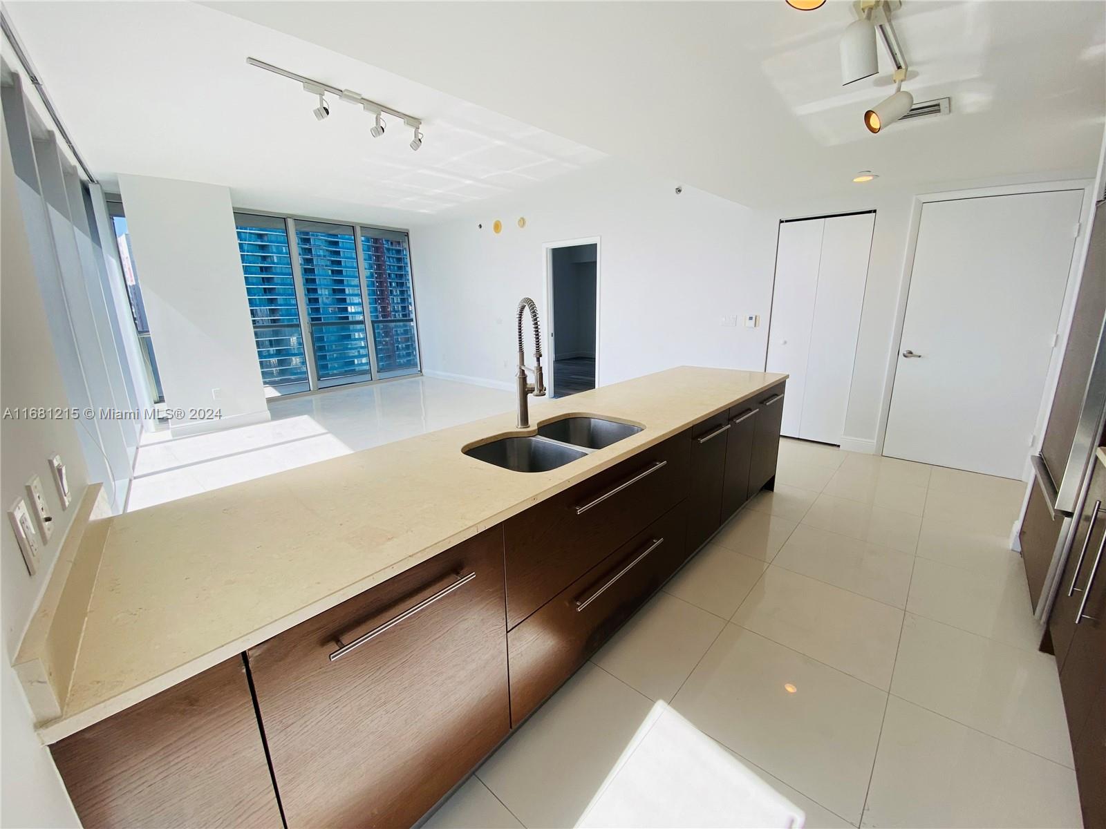 475 Brickell Ave # 3715