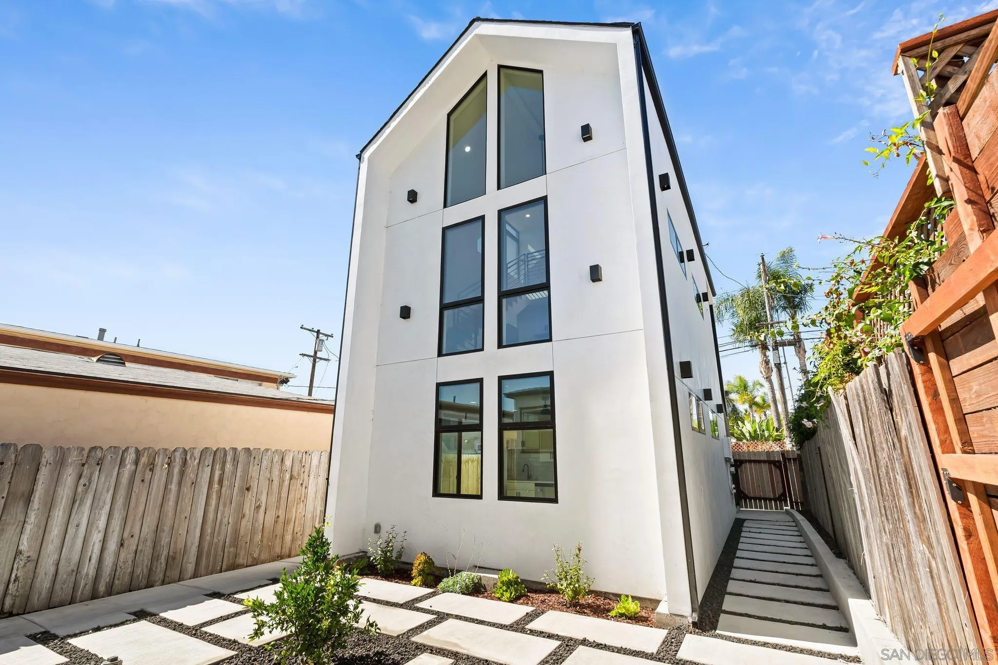 3322-3328 Nile St