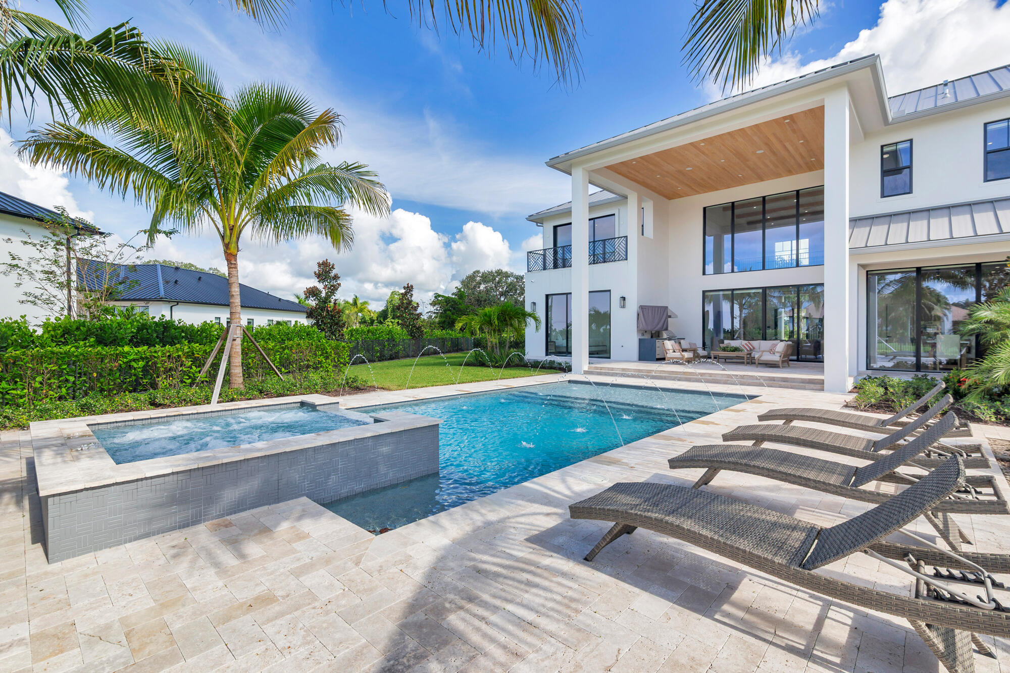 2220 GREENBRIAR Boulevard