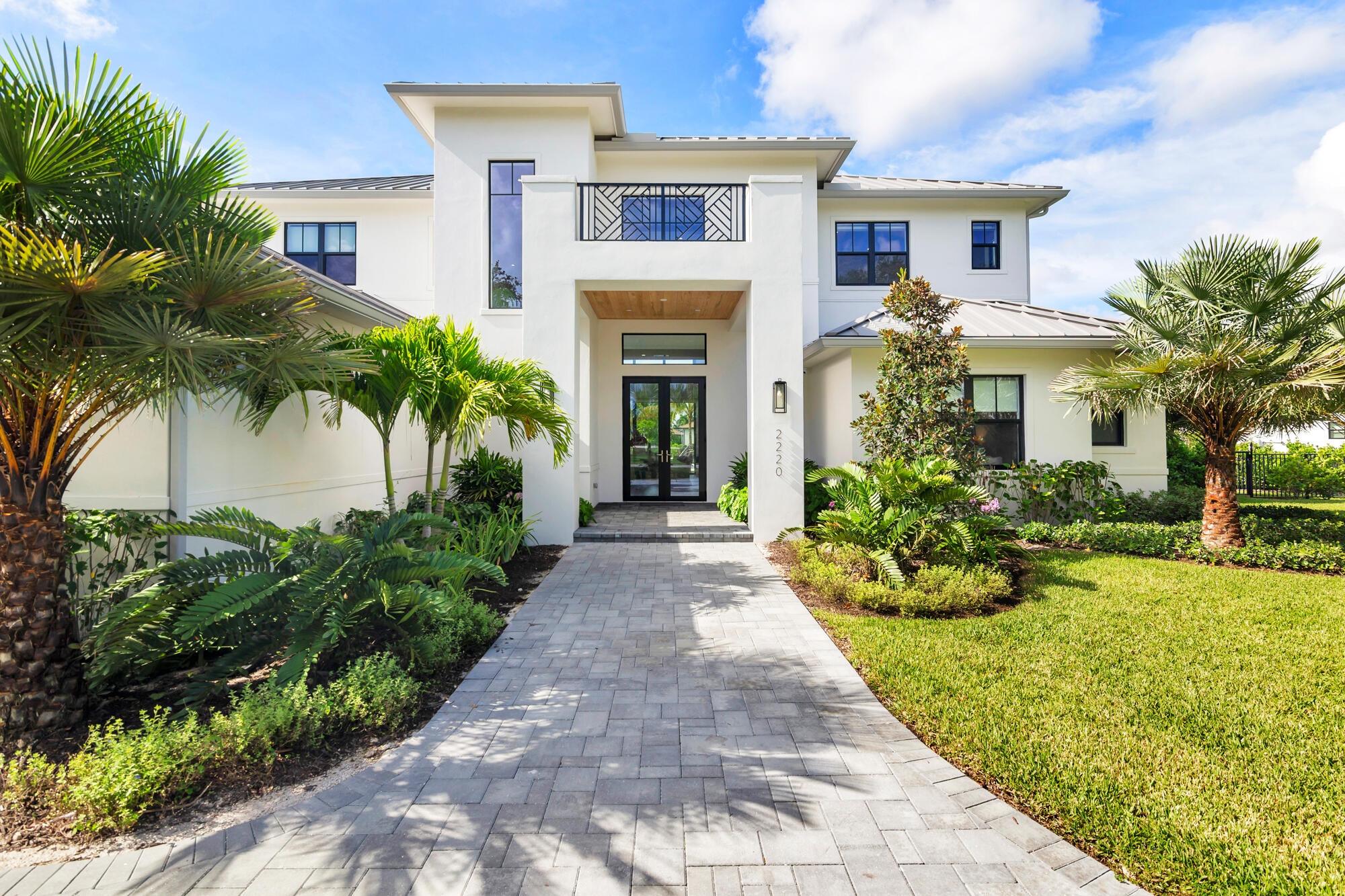 2220 GREENBRIAR Boulevard