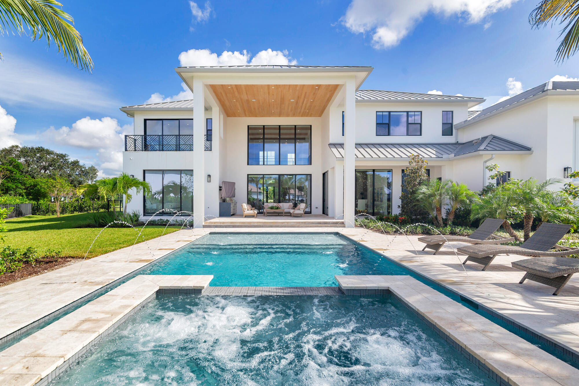 2220 GREENBRIAR Boulevard