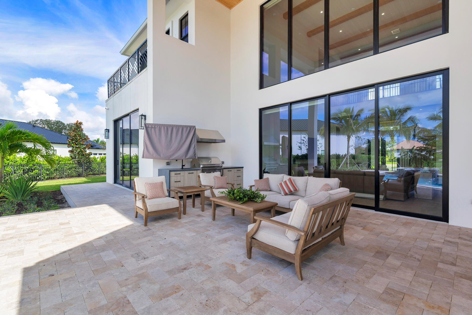 2220 GREENBRIAR Boulevard