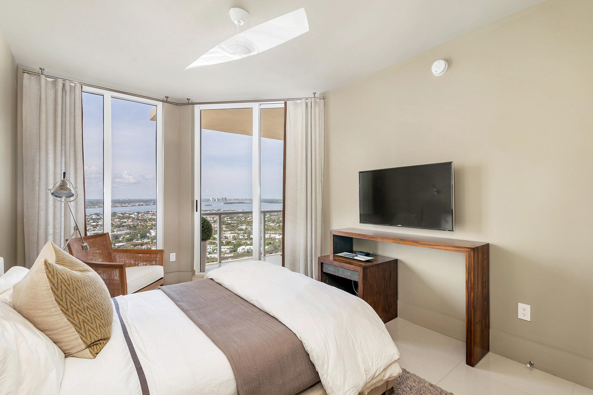 2700 N Ocean Drive 2303b