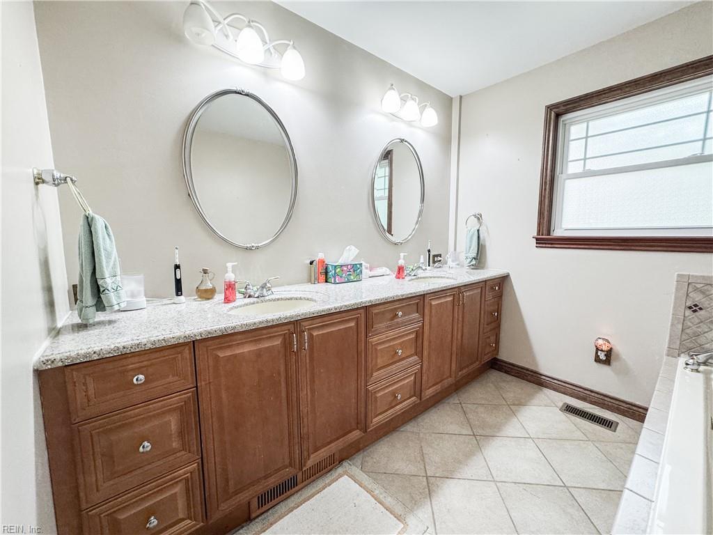 1052 Old Canterbury DR