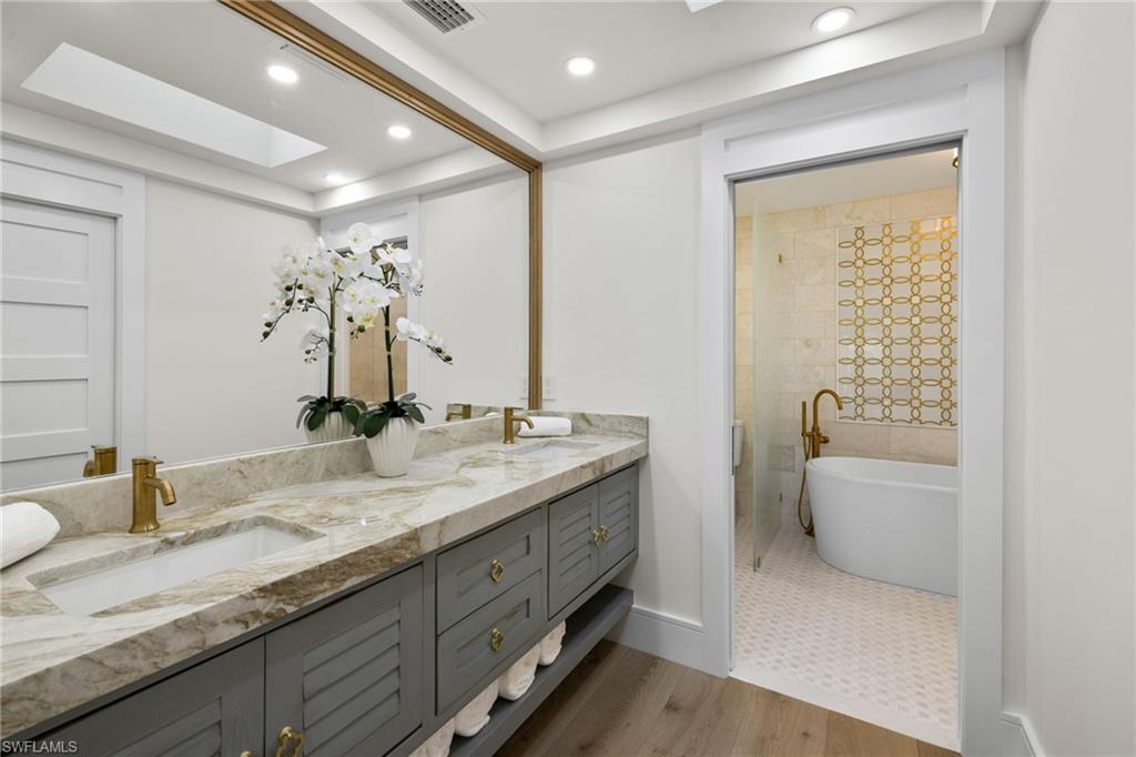 6805 Sand Pointe CIR