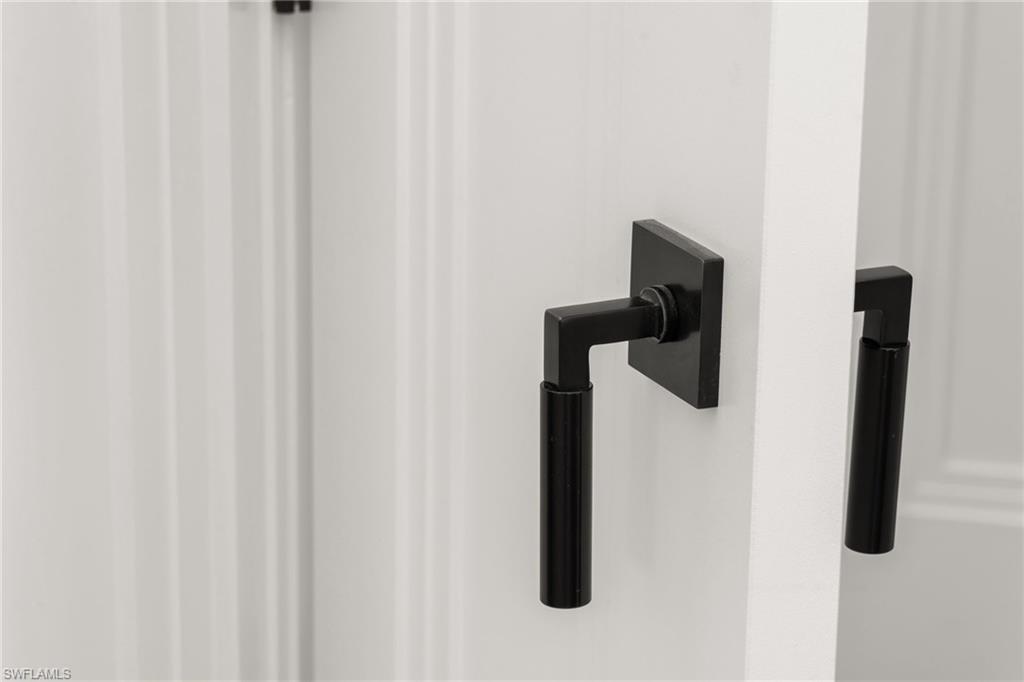 6805 Sand Pointe CIR