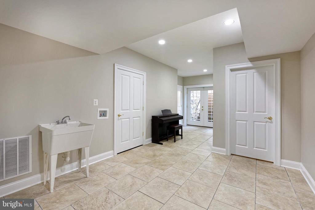 6951 HILLTOP LANE