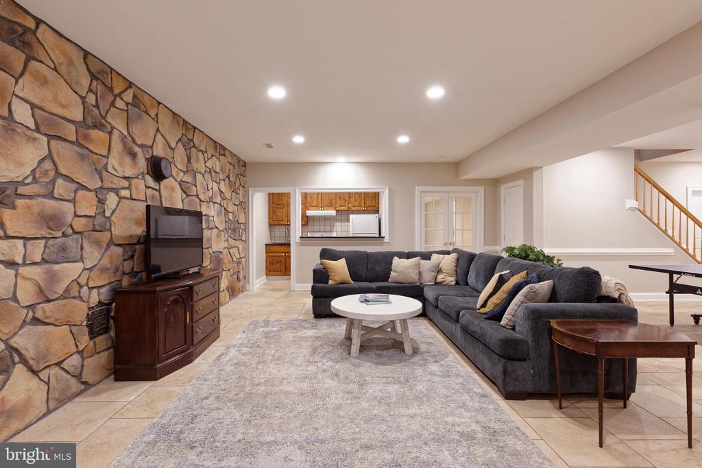 6951 HILLTOP LANE