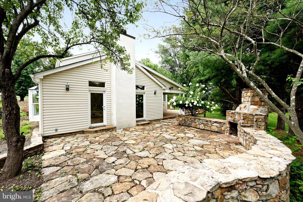 7296 RECTORS LANE