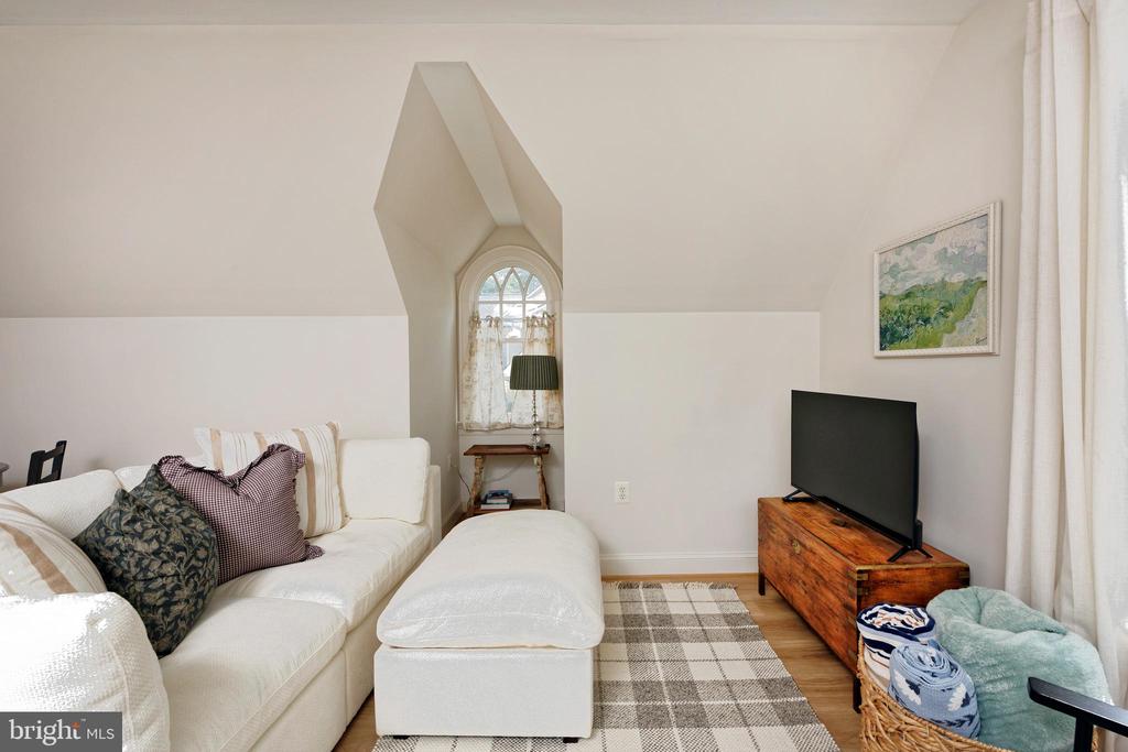 20084 WOODTRAIL ROAD