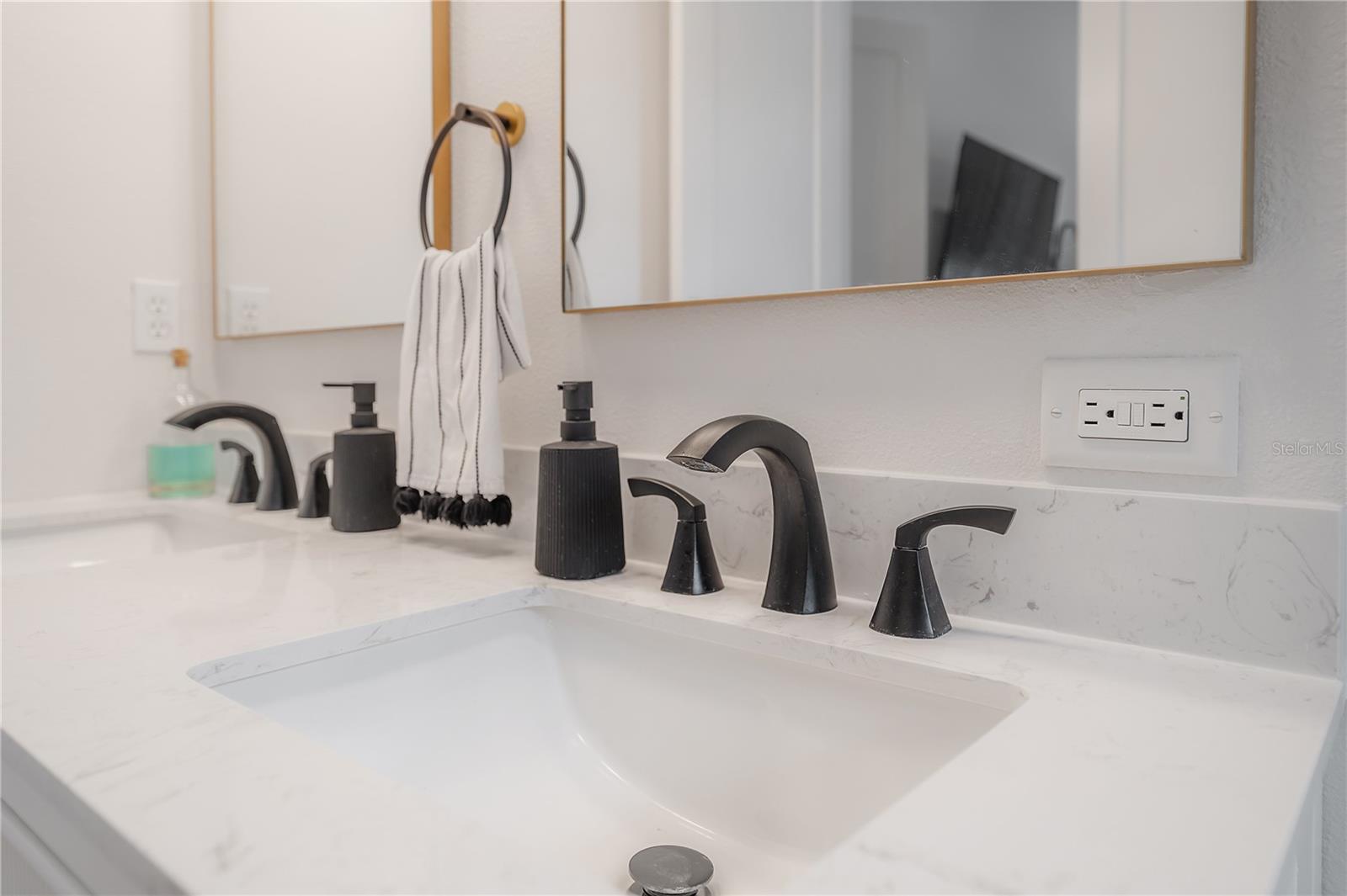 208 W FLORIBRASKA AVE