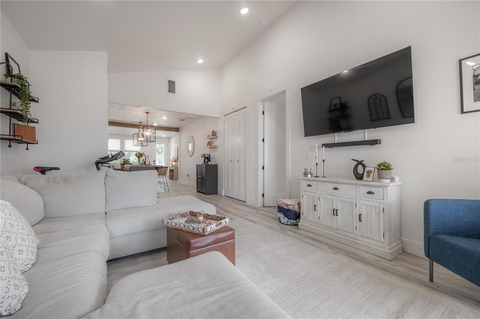 208 W FLORIBRASKA AVE