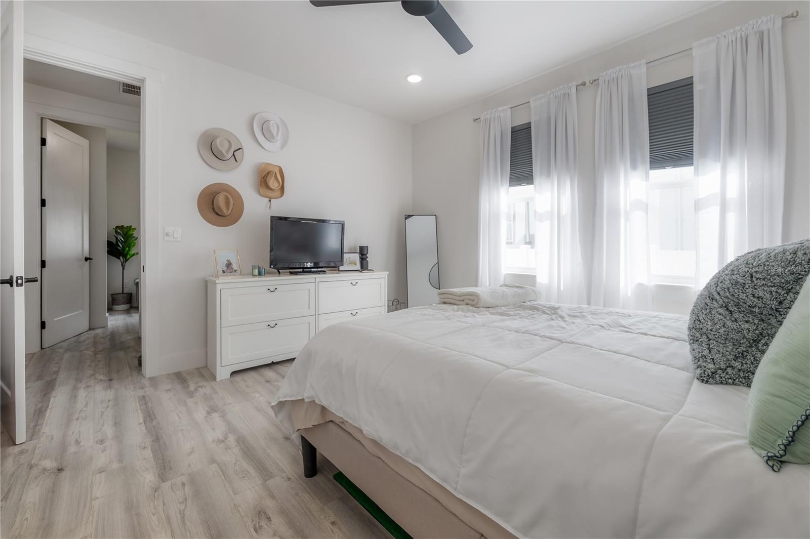 208 W FLORIBRASKA AVE