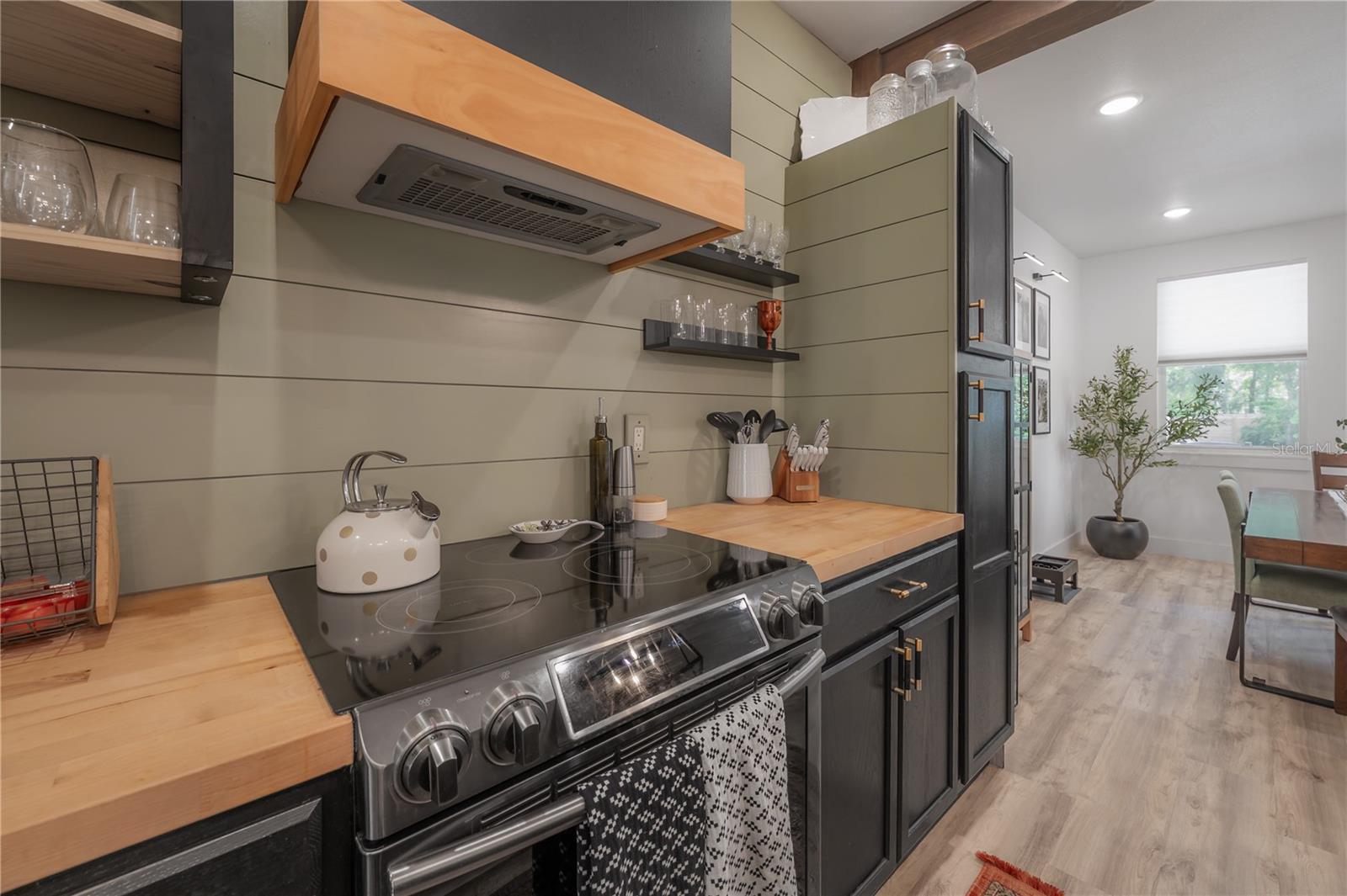 208 W FLORIBRASKA AVE