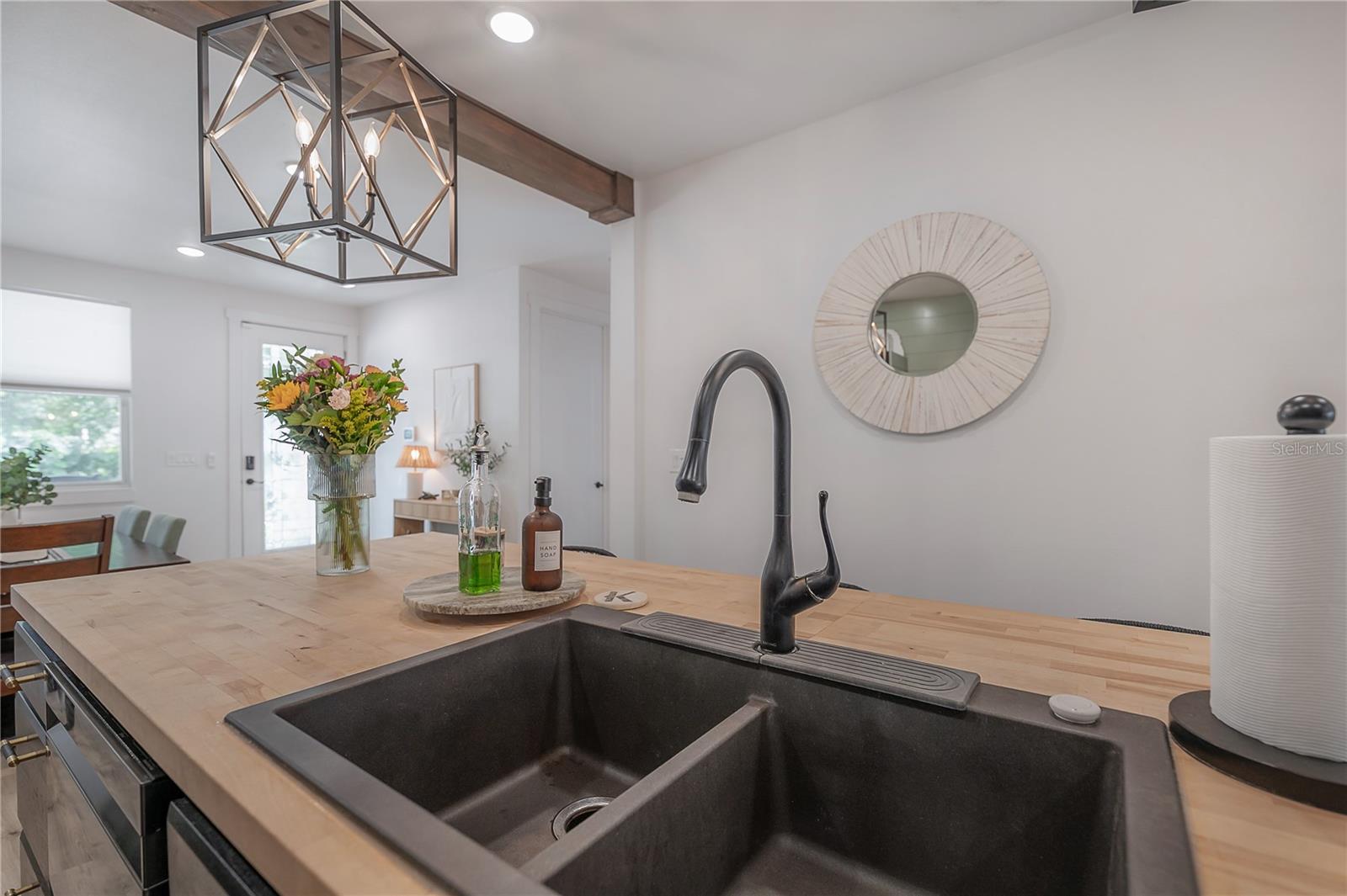 208 W FLORIBRASKA AVE