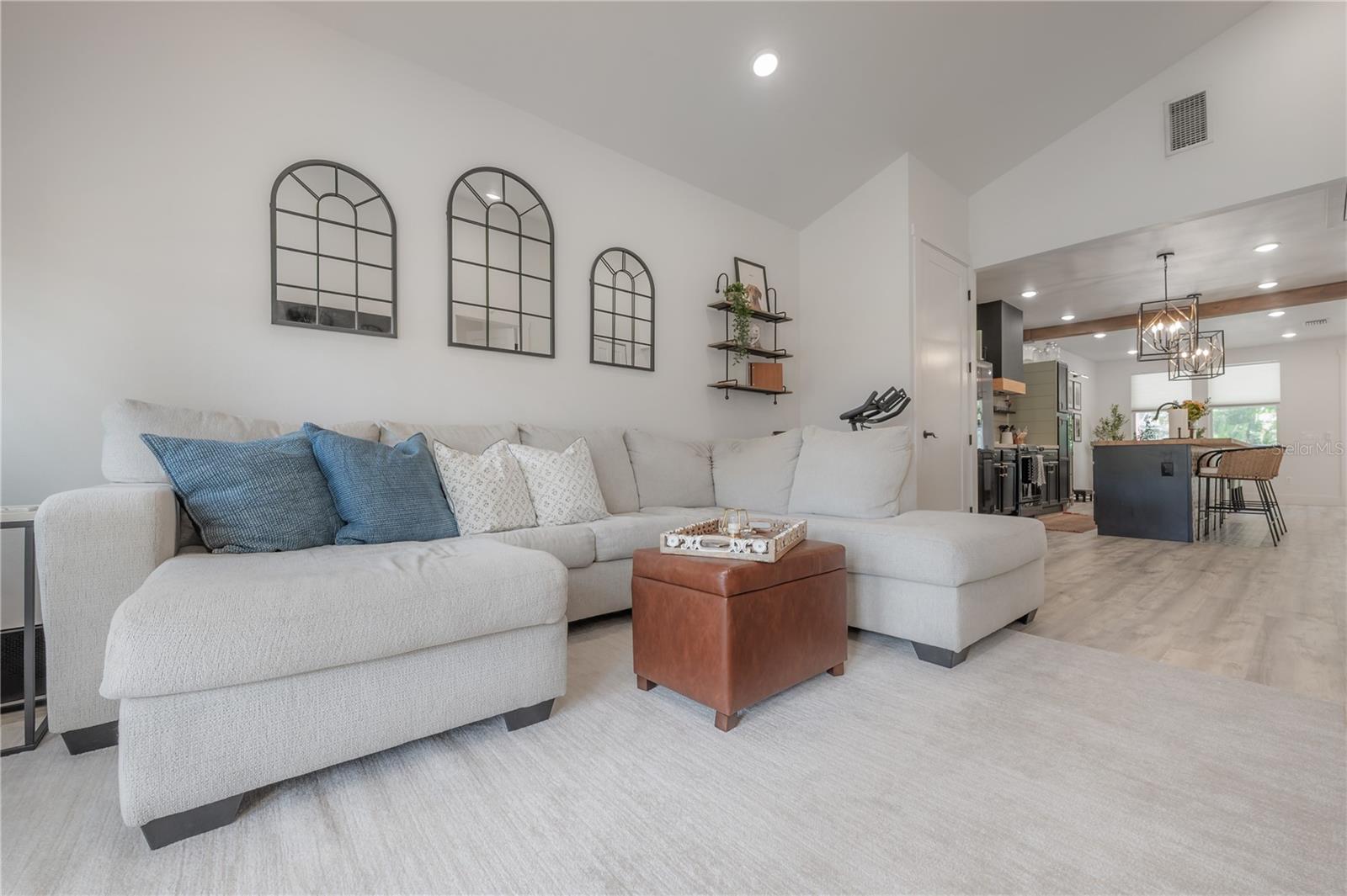 208 W FLORIBRASKA AVE