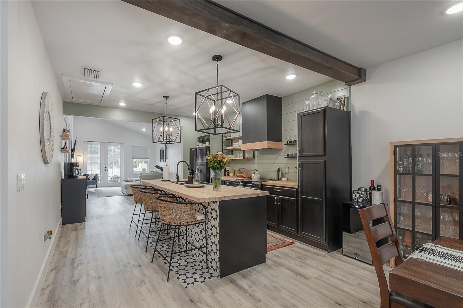 208 W FLORIBRASKA AVE