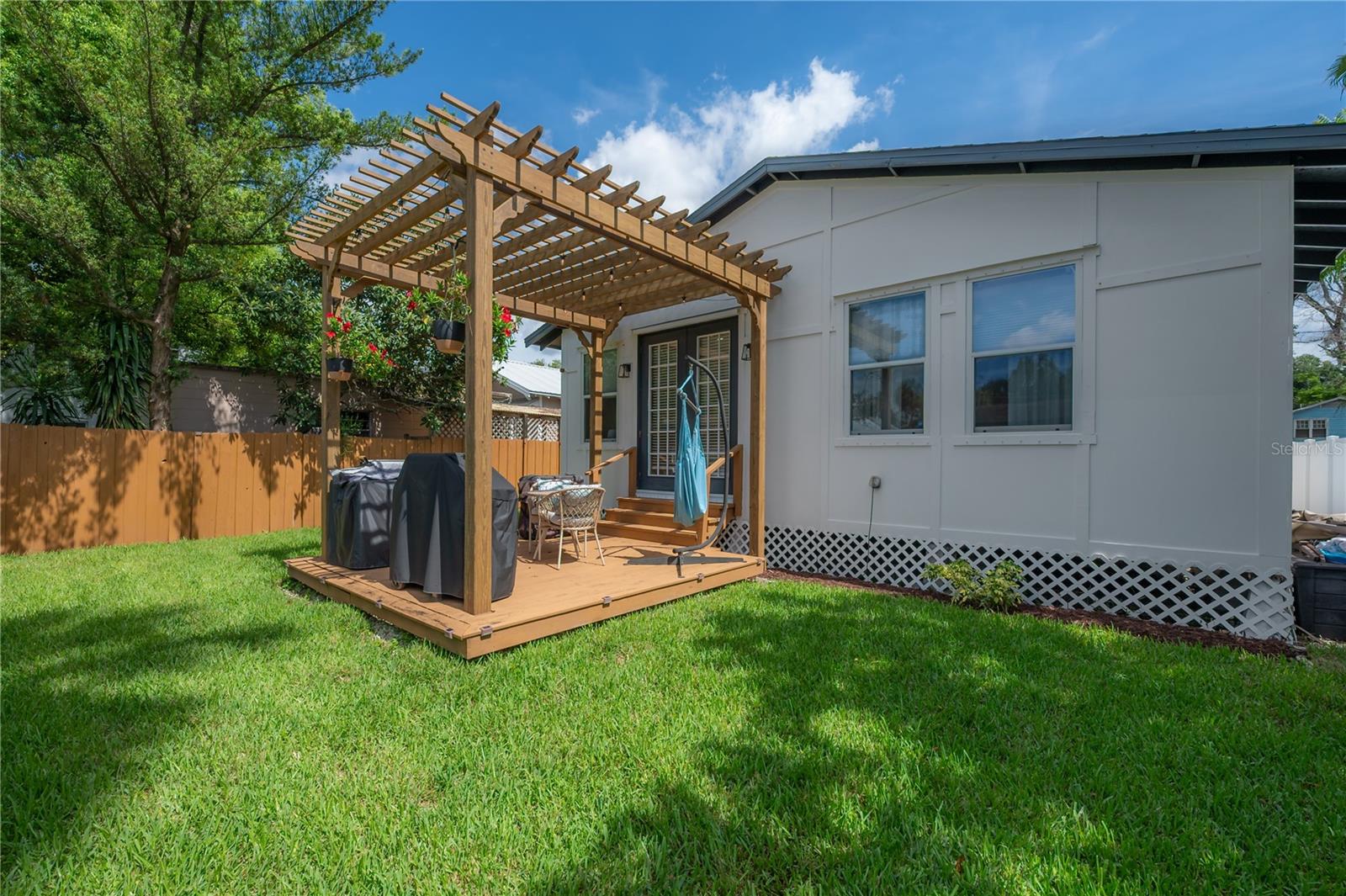 208 W FLORIBRASKA AVE