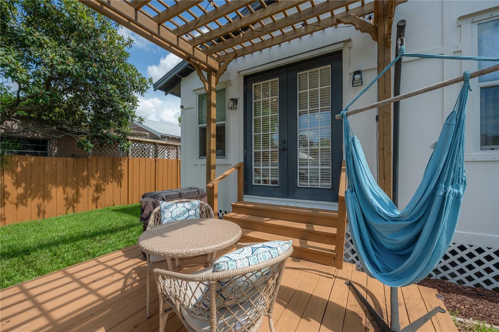 208 W FLORIBRASKA AVE