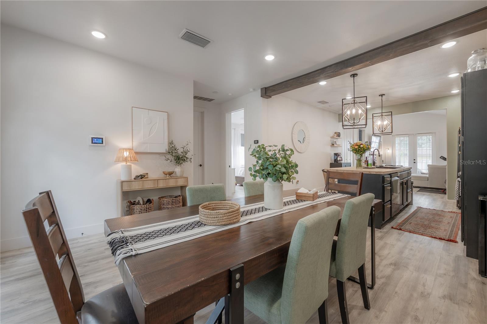 208 W FLORIBRASKA AVE