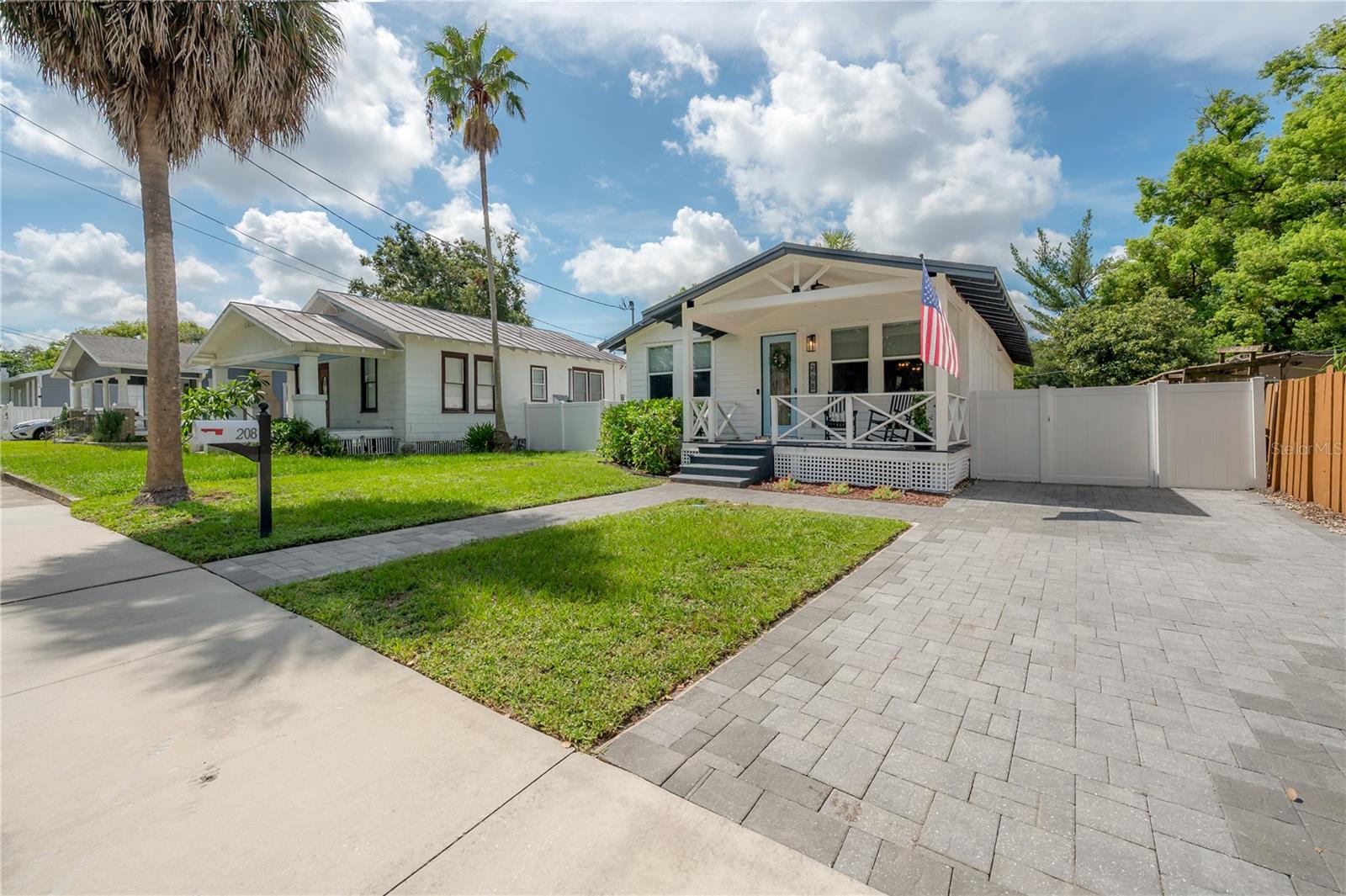 208 W FLORIBRASKA AVE