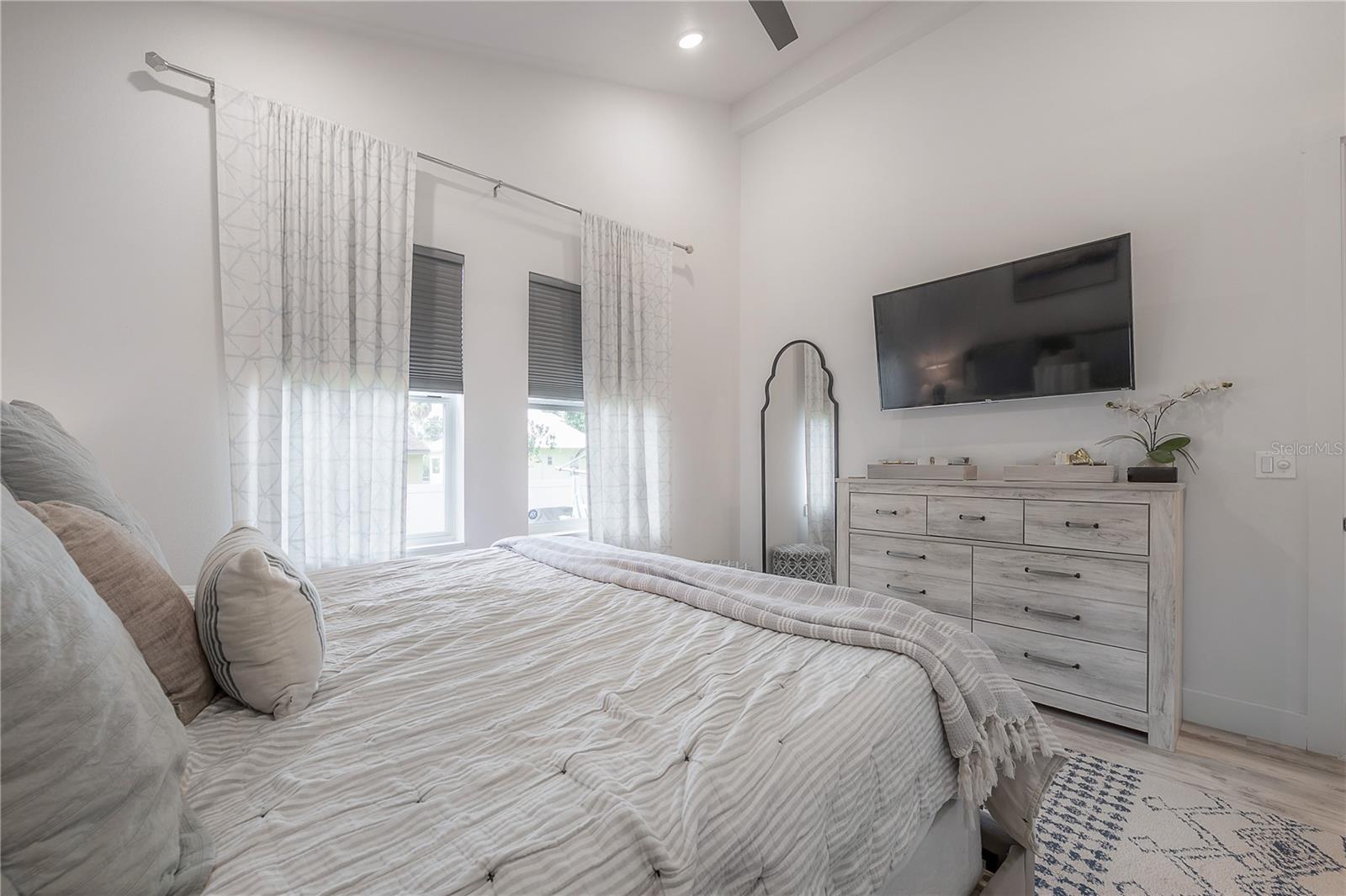 208 W FLORIBRASKA AVE