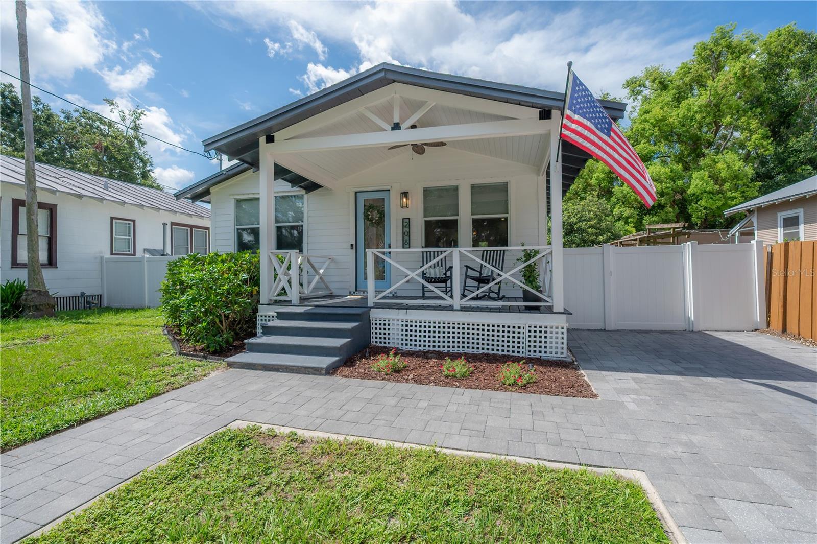 208 W FLORIBRASKA AVE