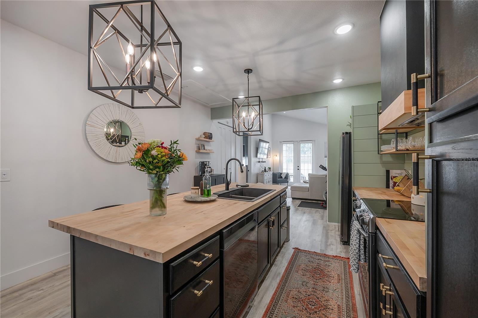 208 W FLORIBRASKA AVE