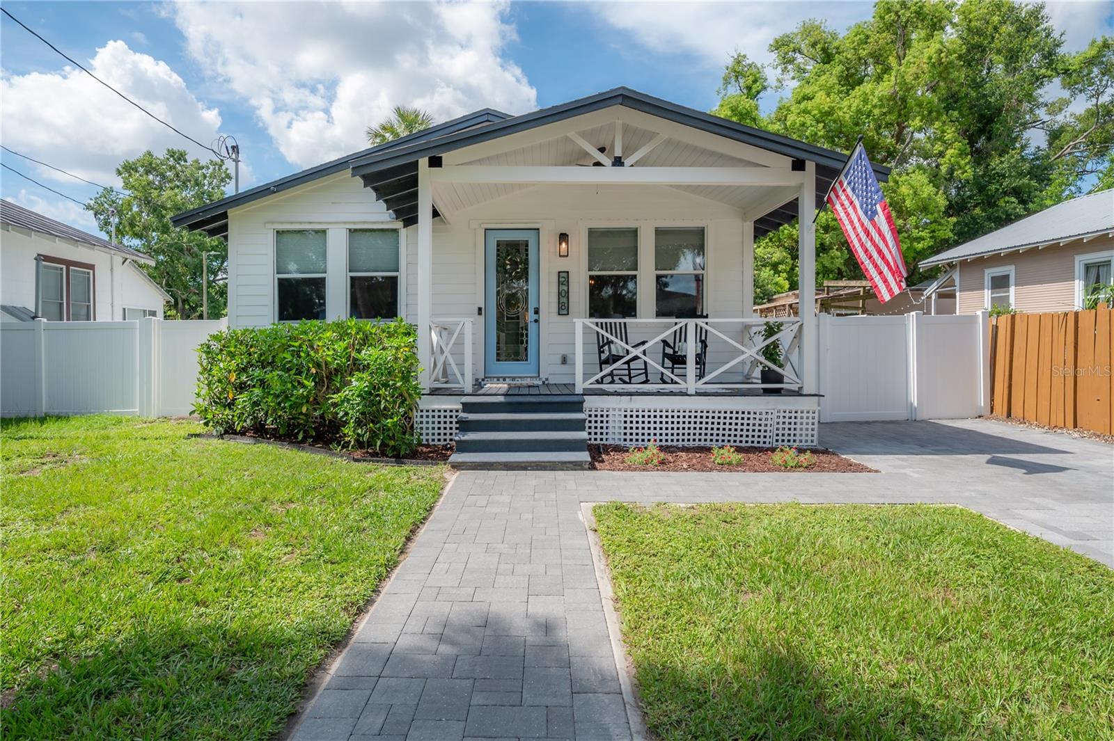 208 W FLORIBRASKA AVE