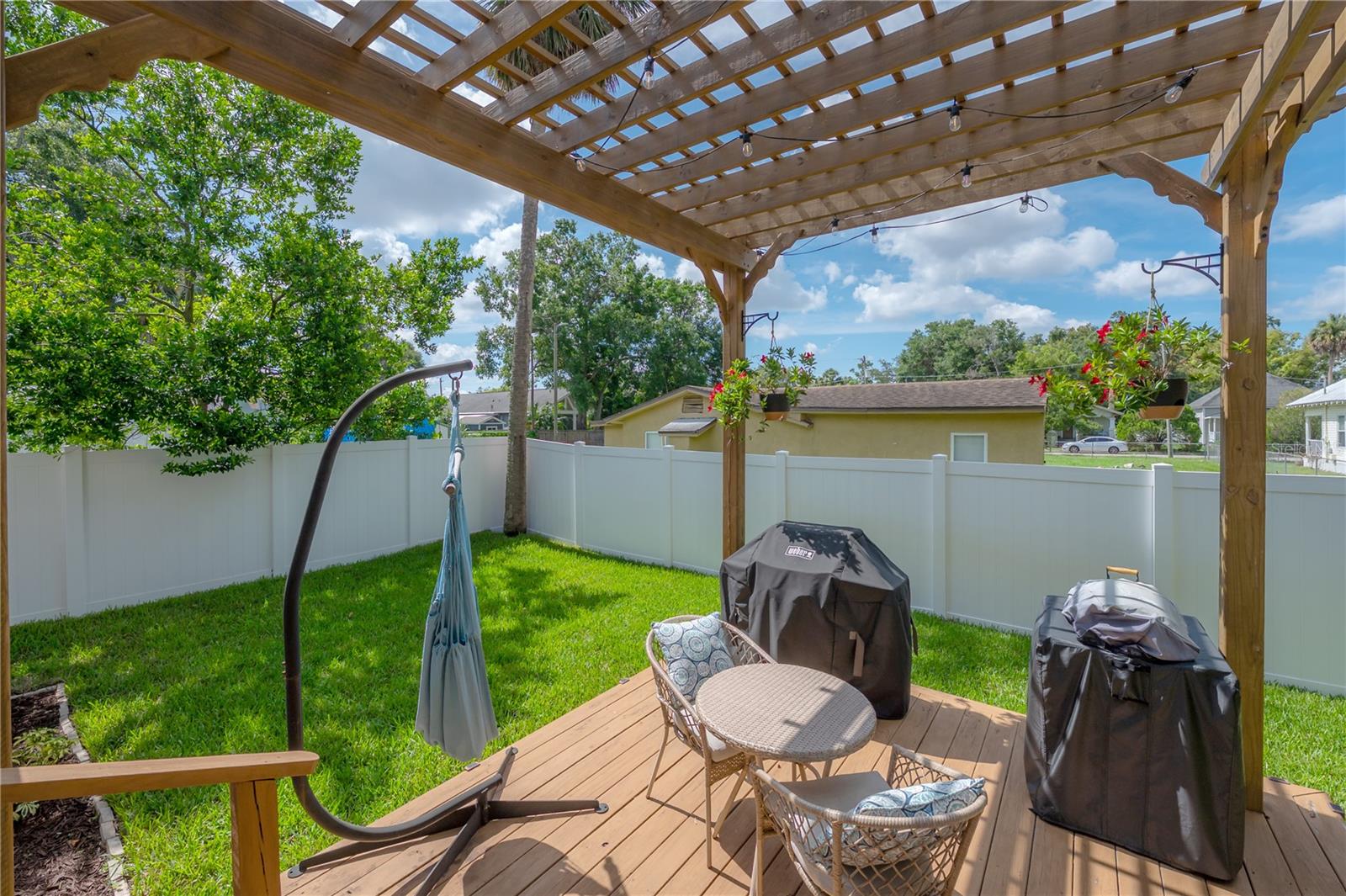 208 W FLORIBRASKA AVE