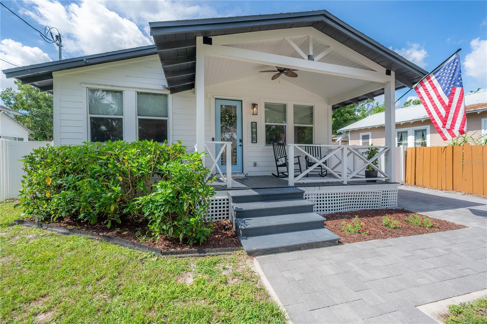 208 W FLORIBRASKA AVE