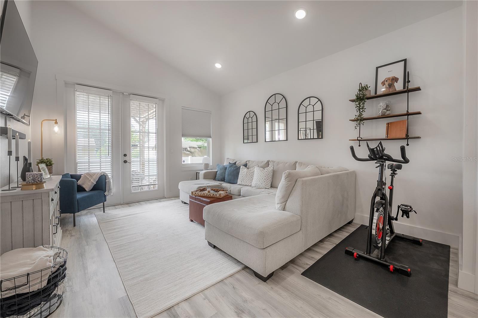 208 W FLORIBRASKA AVE